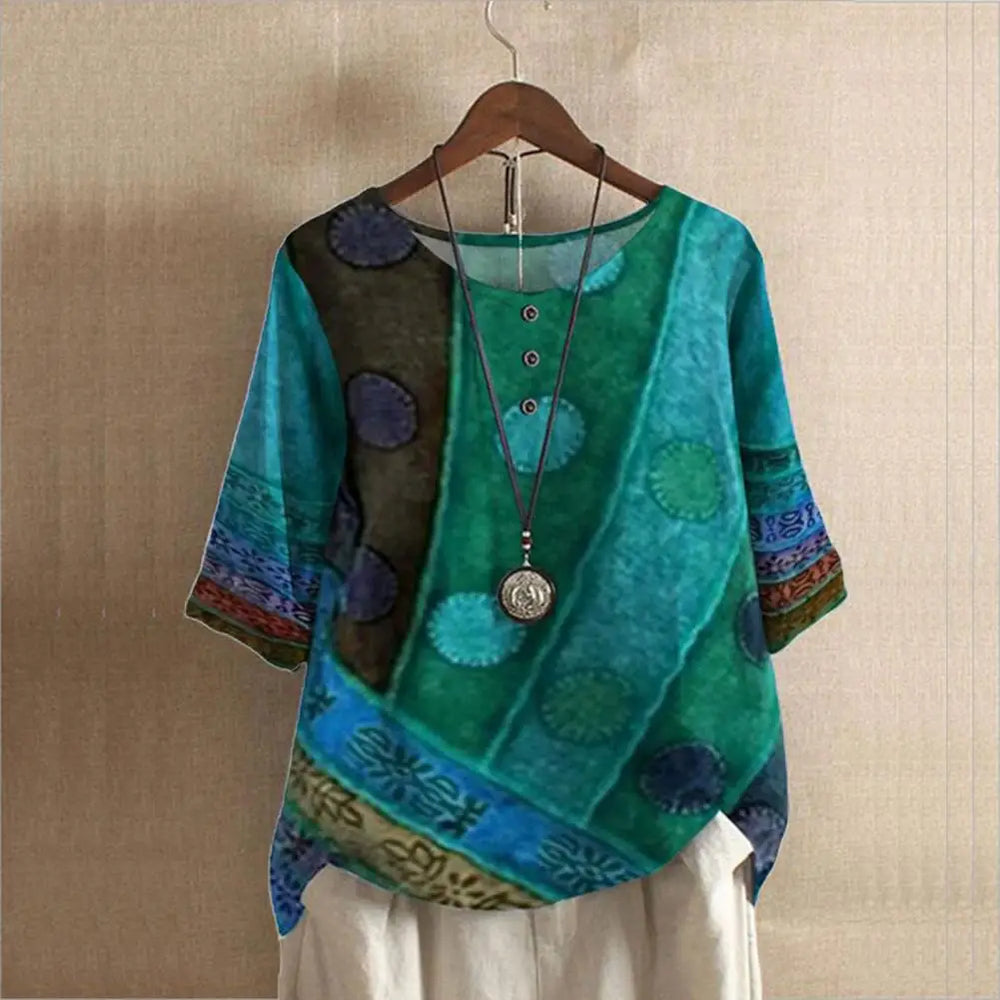 "Elegante blauwe ronde hals dames top, driekwart mouwen, luxe stof, perfect voor casual en formele gelegenheden."