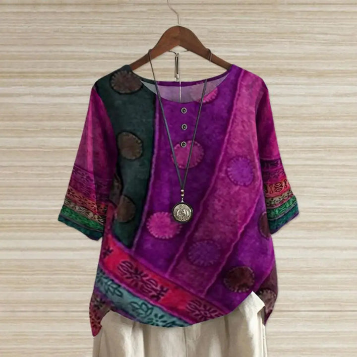 "Elegante blauwe ronde hals dames top, driekwart mouwen, luxe stof, perfect voor casual en formele gelegenheden."