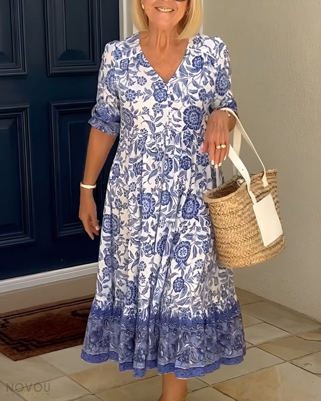 "Elegante bloemen maxi-jurk met V-hals en kleurrijk bloemenpatroon, perfect voor lente en zomer, damesjurken."