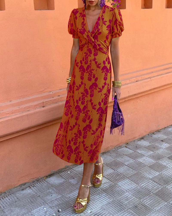 "Elegante bloemenjurk met V-hals in zomerse stijl, luchtige stof en verfijnde bloemenprint voor dames."