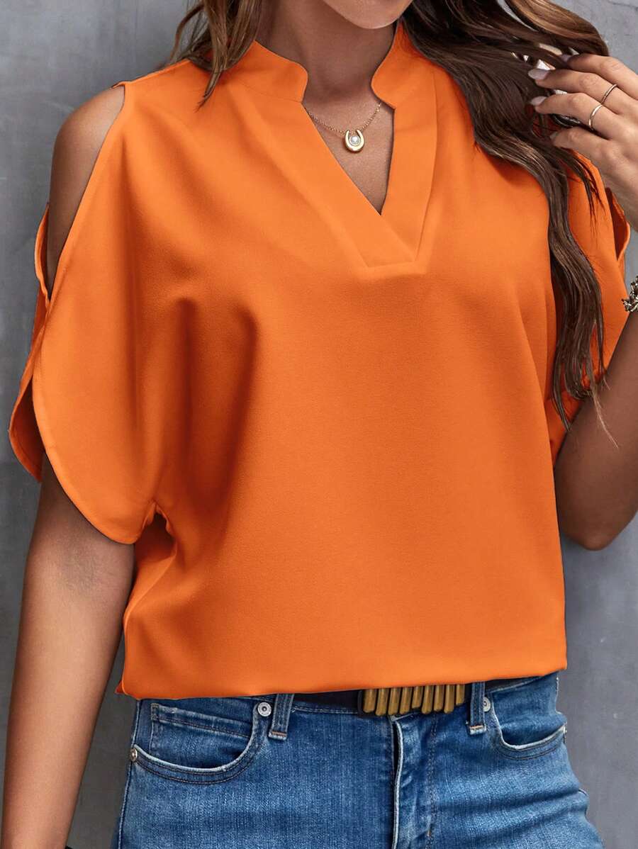 Elegante blouse met V-hals en korte flairmouwen; lichtgewicht chiffon voor zomerse stijl en ademend comfort.