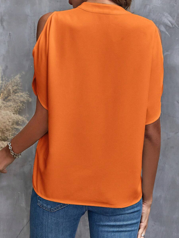 Elegante blouse met V-hals en korte flairmouwen; lichtgewicht chiffon voor zomerse stijl en ademend comfort.