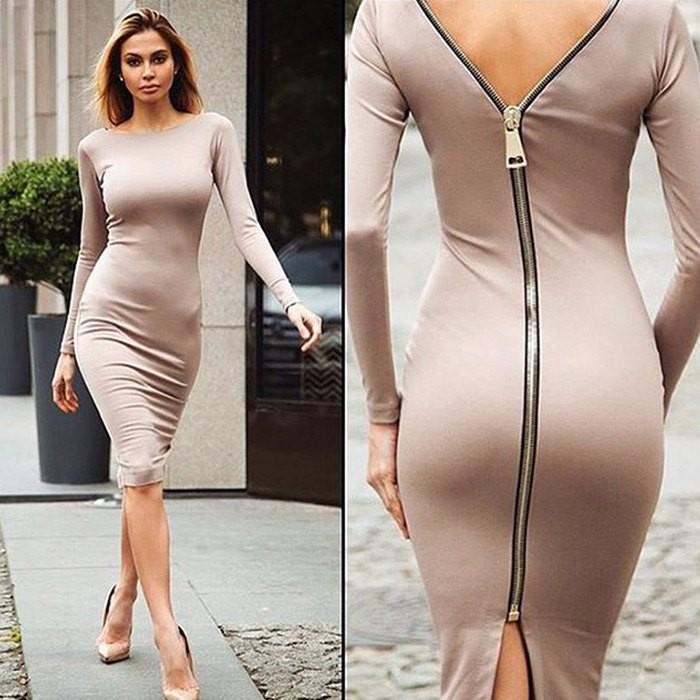 "Elegante bodycon midi-jurk met lange mouwen, diepe V-rug en opvallende goudkleurige rugrits, perfect voor avondkleding."