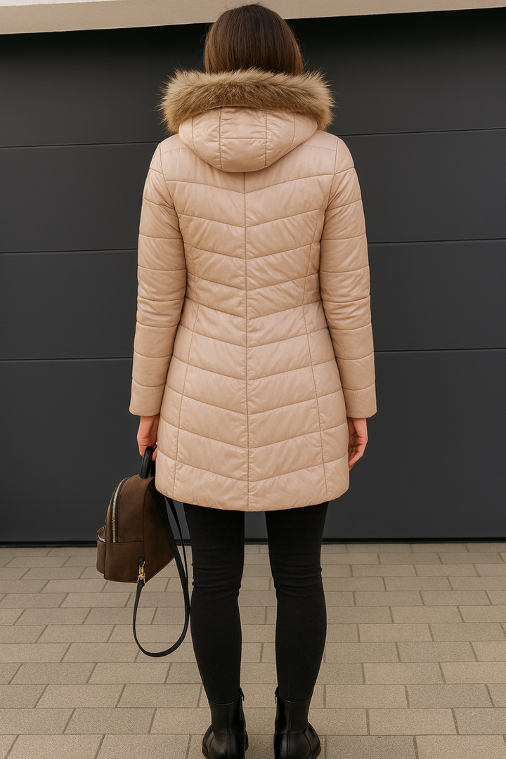 Stijlvolle en warme champagne dames winterjas, voorzien van elegante kraag en getailleerd silhouet, voor comfort en chic.