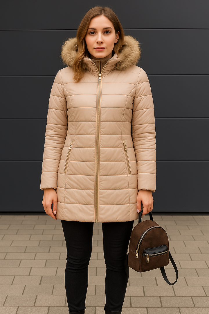 Dames winterjas in champagnekleur met warme voering en elegante opstaande kraag, een getailleerd model voor winterse dagen.