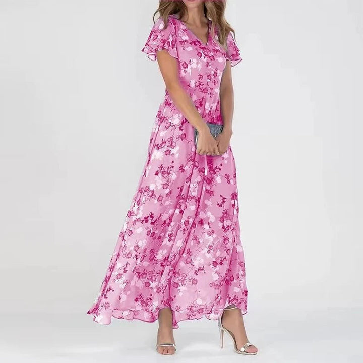 "Elegante chiffon jurk met bloemig patroon, subtiele V-hals en ruffles, ideaal voor zomerse gelegenheden."