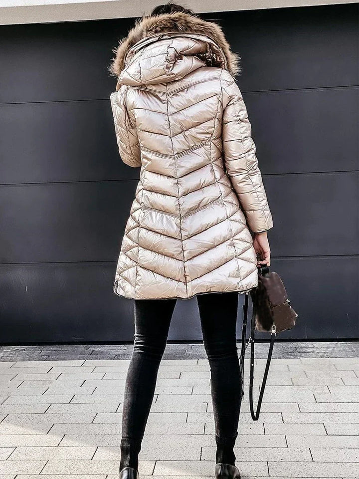 Lange warme crèmekleurige dames winterjas met rits, perfect voor casual en stijlvolle winterdagen.