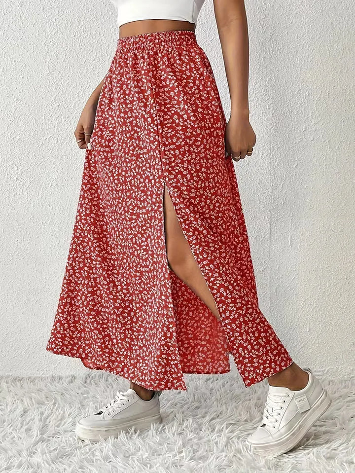 Bohemian A-lijn damesrok, maxi lengte, met bloemenprint en subtiele zijsplit.
