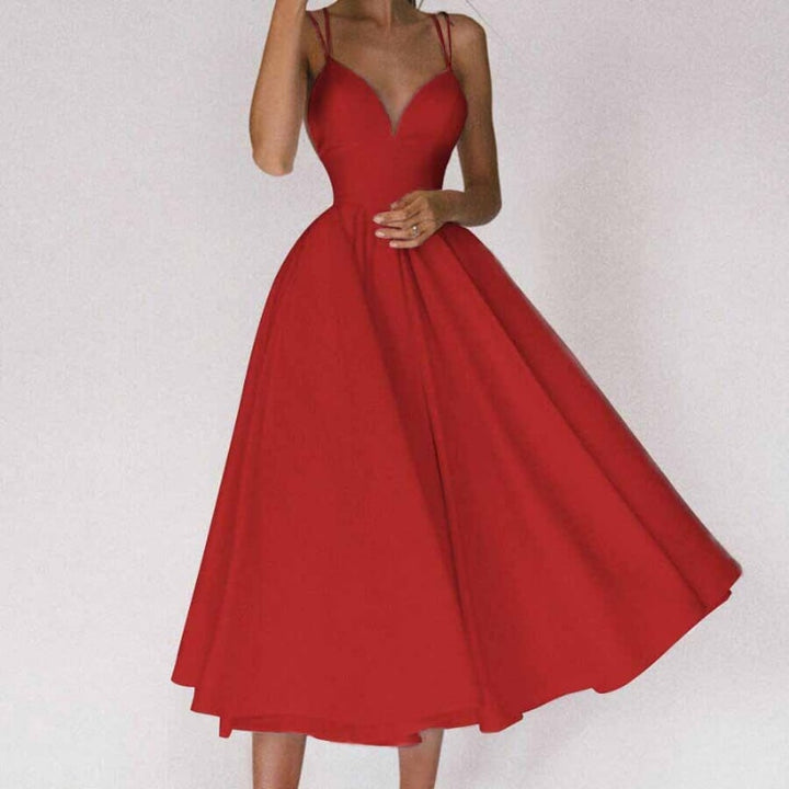 Prachtige elegante avondjurk voor dames met diepe V-hals, geschikt voor gala's en formele evenementen.