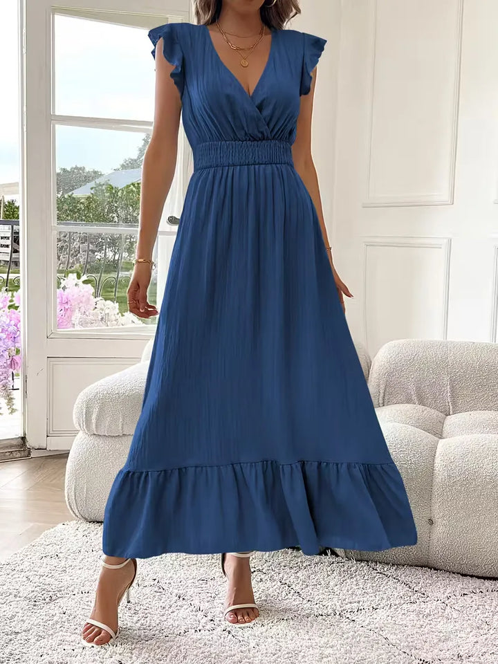 Lichtgewicht avondjurk met V-hals en gelaagde rok, ideaal voor een elegante zomerbruiloft.
