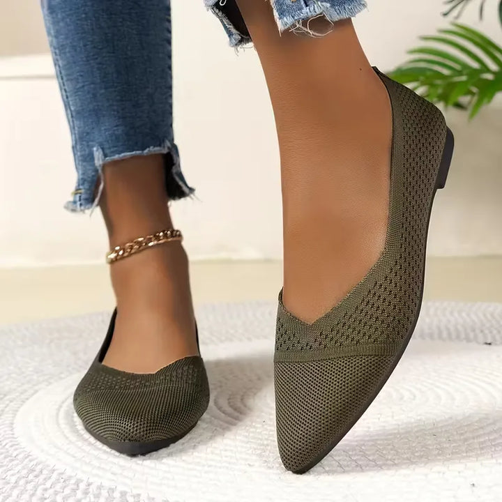 Vooraanzicht van dames ballerina's met puntige neus. Elegante flats, modieuze comfortabele schoenen.