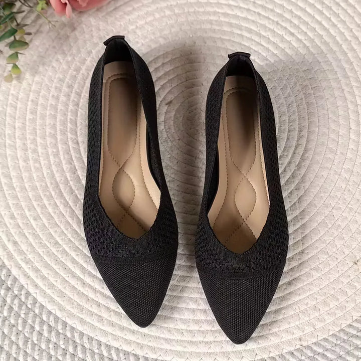 Detail van de puntige neus van dames ballerina's. Comfortabele, elegante lente-zomer flats.