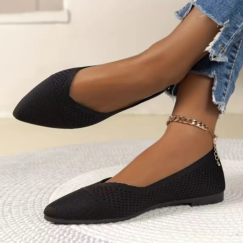 Dames draagt comfortabele ballerina's met puntige neus. Platte zool, casual elegante mode.