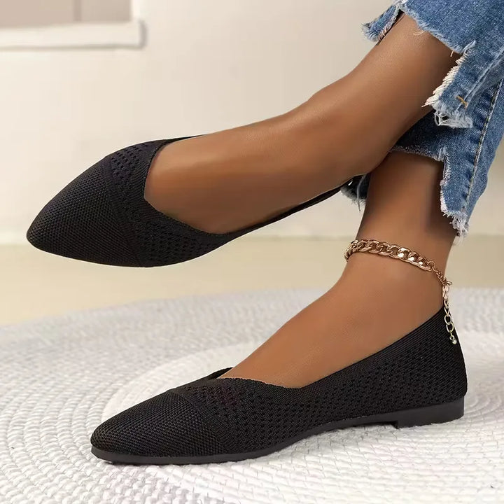 Dames draagt comfortabele ballerina's met puntige neus. Platte zool, casual elegante mode.