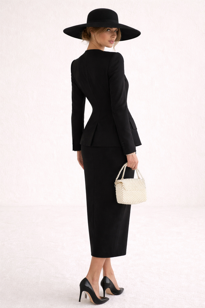 Chique zwarte blazer & maxirok set voor dames. Ideaal als zakelijke kleding of stijlvolle avondoutfit.