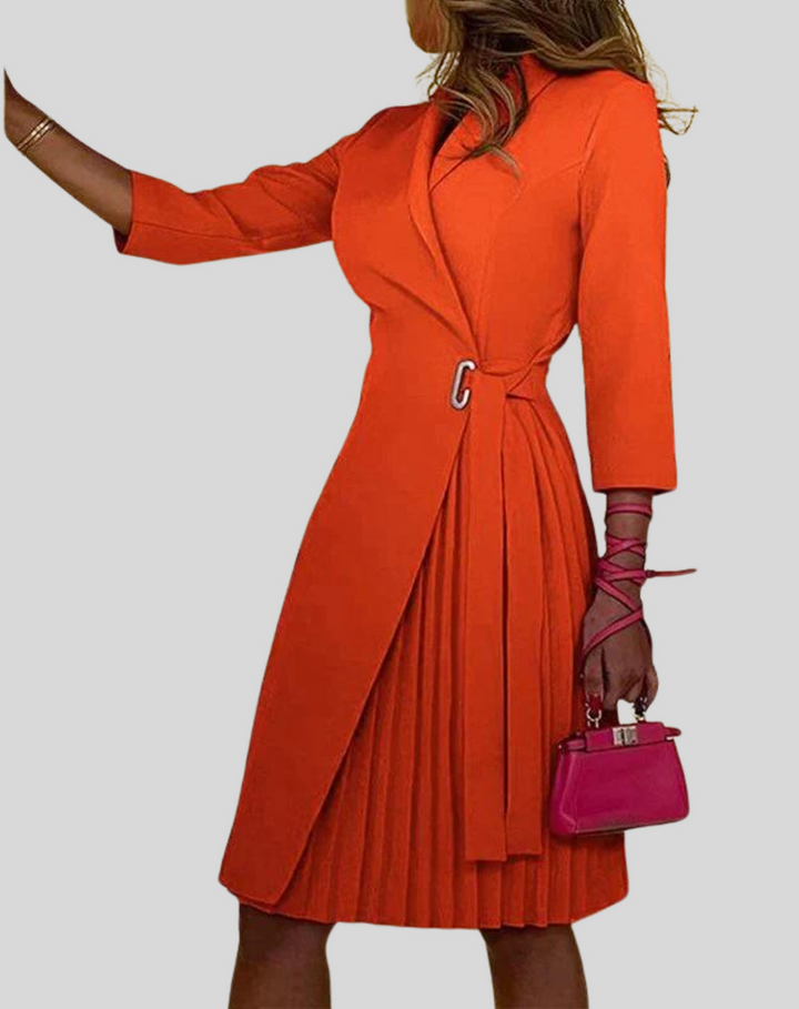 Moderne blazerjurk voor dames met verfijnde geplooide plissé rok en functionele knoopsluiting, ideaal voor business casual.