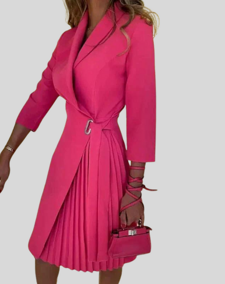 Stijlvolle dames blazerjurk, geplooid met een elegante plissé rok en knoopsluiting, geschikt als zomer- of feestjurk.