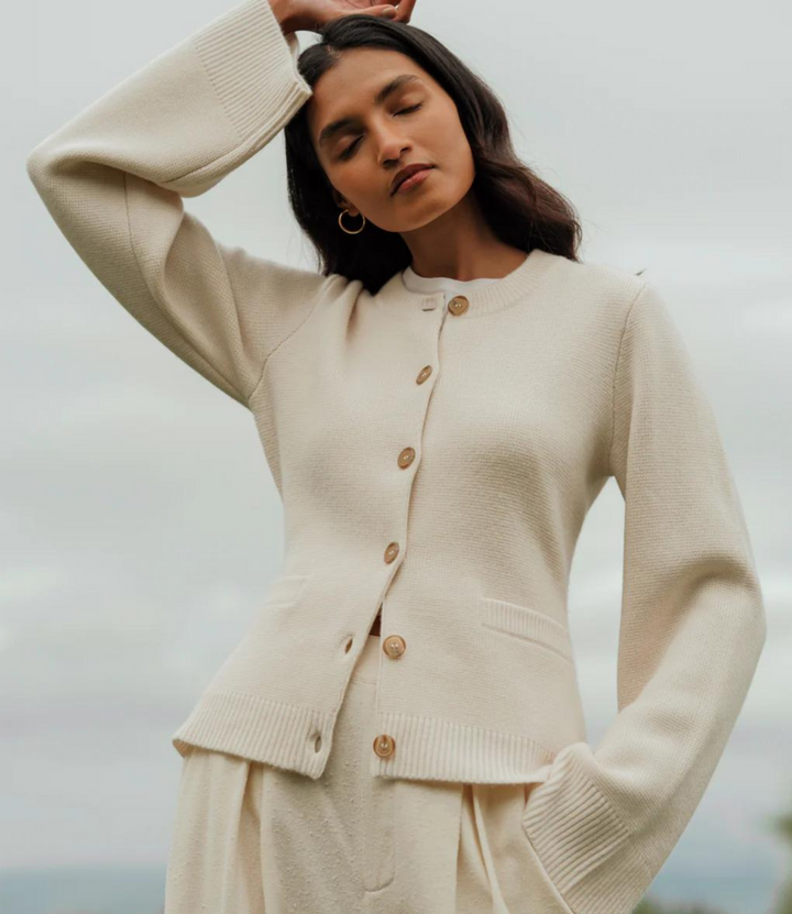 Elegante dames cardigan met ronde hals en knoopdetails. Zacht breisel, tijdloze stijl. Geschikt voor elke gelegenheid.