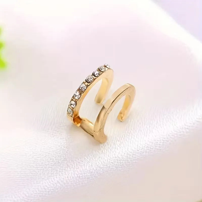 Zilveren clip-on oorbel met sterdesign en glinsterende stenen, een elegant accessoire zonder oorgaatjes.