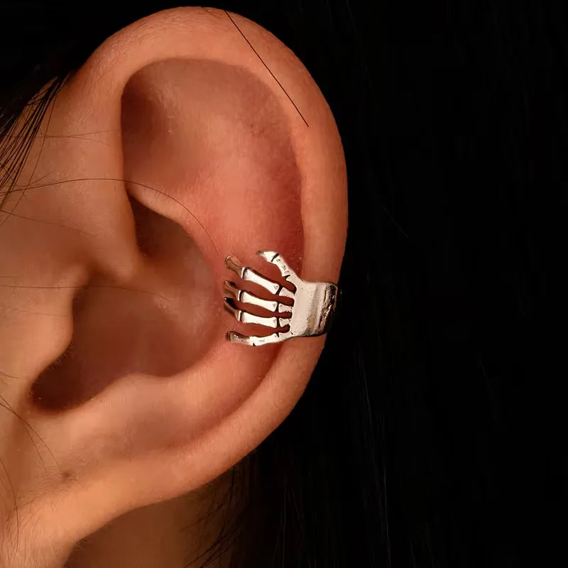 Dames draagt elegante gouden clipoorbellen met stenen, accentueert haar stijl zonder piercing, perfect accessoire.