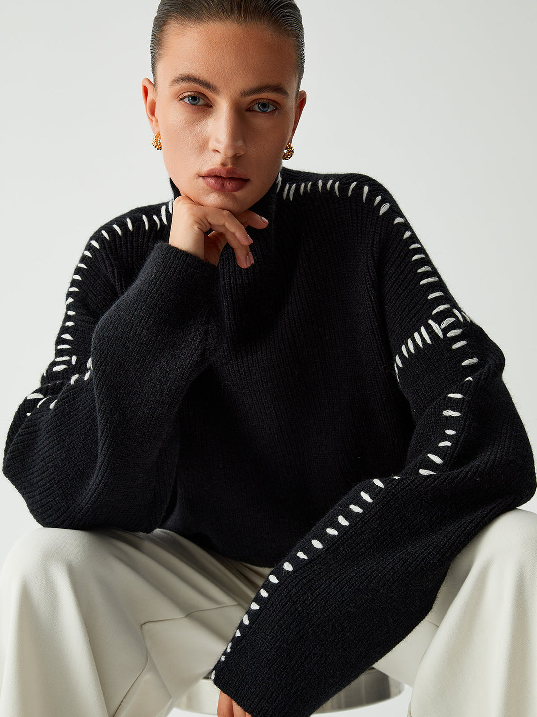 Model draagt een elegante en comfortabele dames coltrui, ideaal voor dagelijks gebruik.