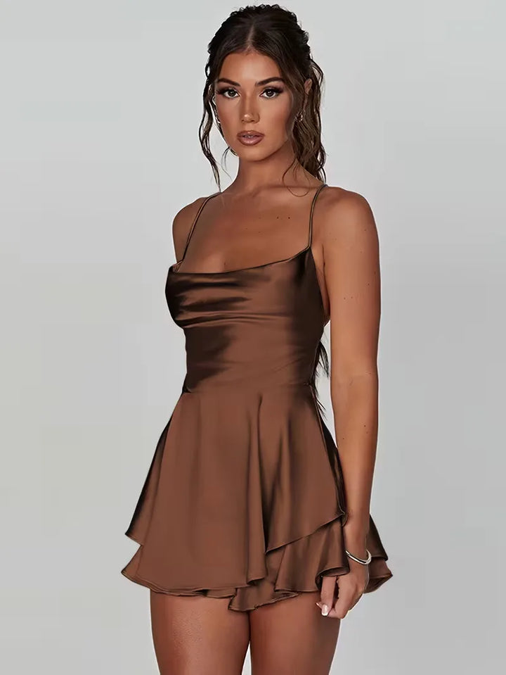 Glanzende avondjurk dames, mini-lengte, met open rug en delicate spaghetti bandjes. Geschikt voor gala's.
