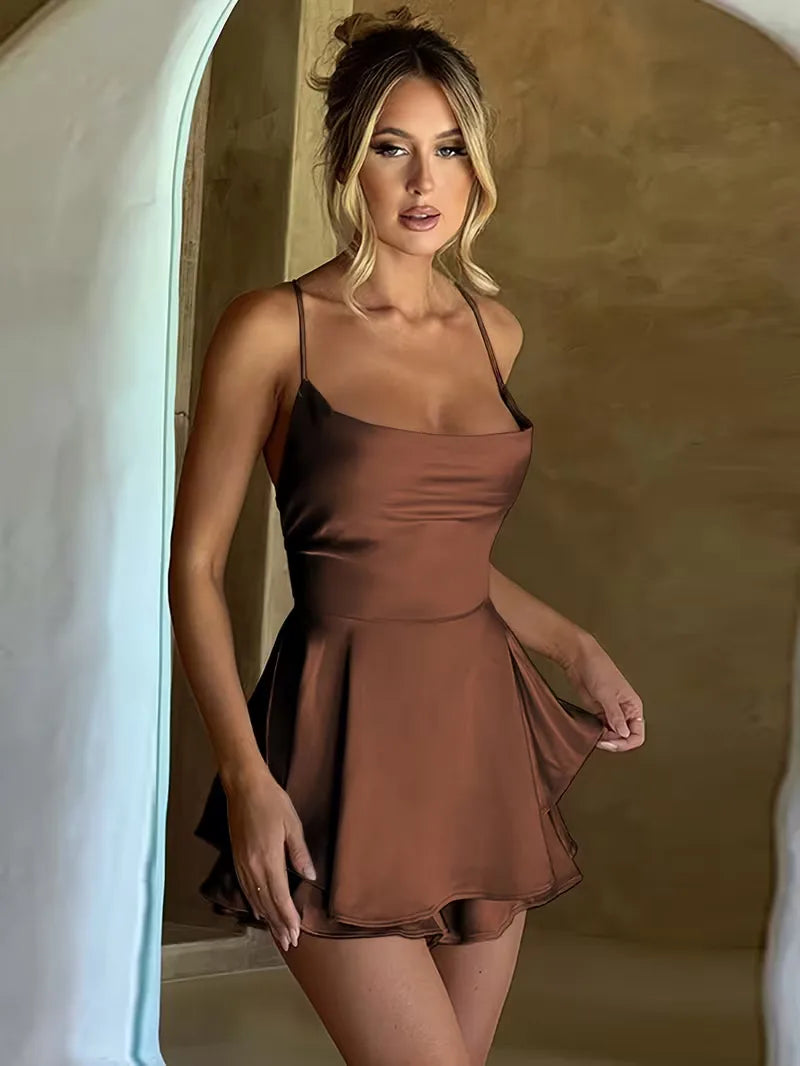 Zomerse cocktailjurk voor dames, slim fit, met spaghetti bandjes en een verleidelijke open rug.