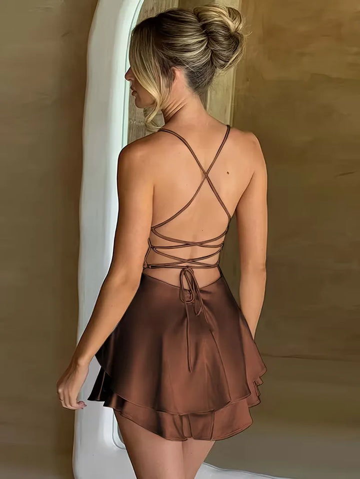 Trendy mini feestjurk met open rug, spaghetti bandjes en een slanke pasvorm voor dames.