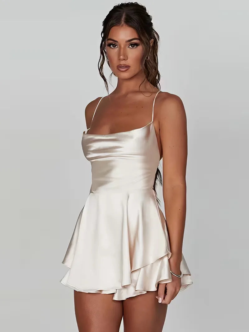 Moderne dames zomerjurk, een glanzende mini-jurk met spaghetti bandjes en sexy open rug detail.