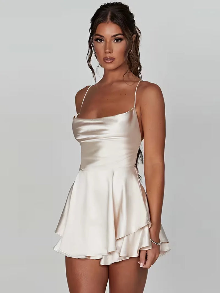 Moderne dames zomerjurk, een glanzende mini-jurk met spaghetti bandjes en sexy open rug detail.