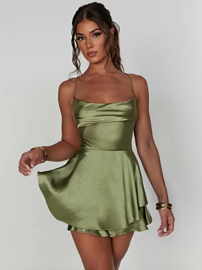 Chique feestjurk voor dames met elegante spaghetti bandjes en diepe open rug. Ideaal voor feesten.