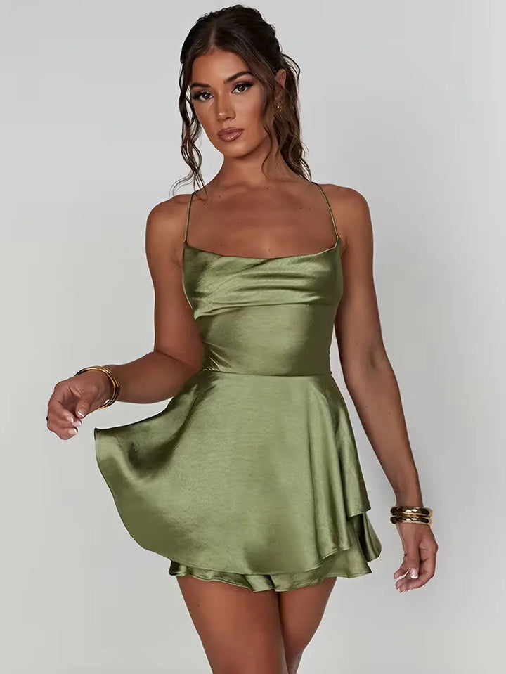Chique feestjurk voor dames met elegante spaghetti bandjes en diepe open rug. Ideaal voor feesten.