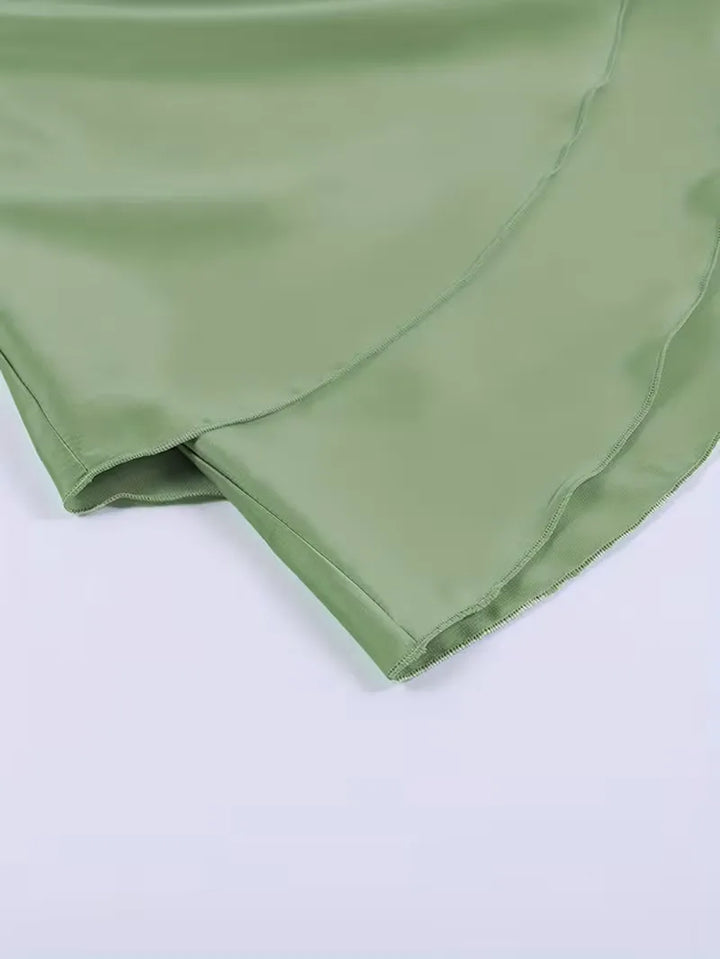 Cocktailjurk dames, elegante mini-jurk met dunne bandjes en open rug. Perfect voor zomerse evenementen.