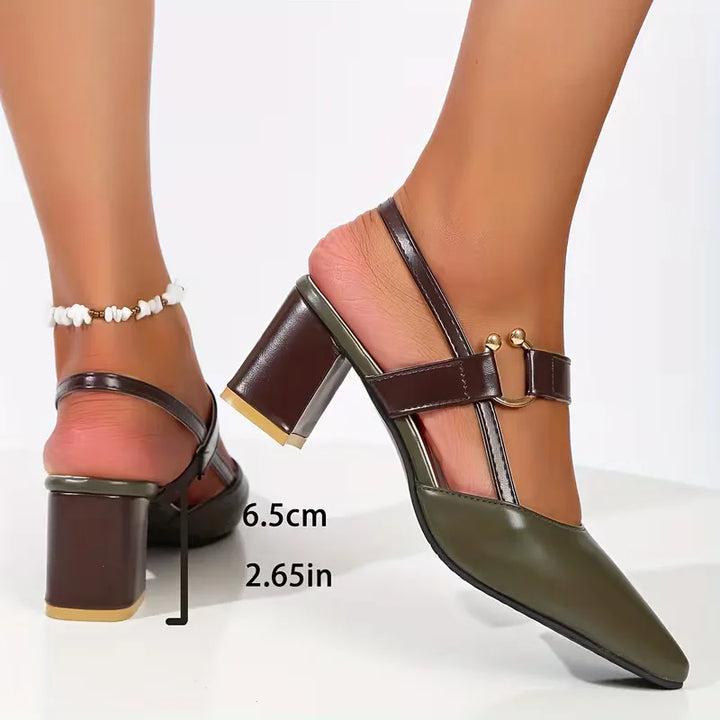 Volledig beeld van stijlvolle dames hak sandalen met comfortabele blokhak, ideaal voor kantoor en zomer.