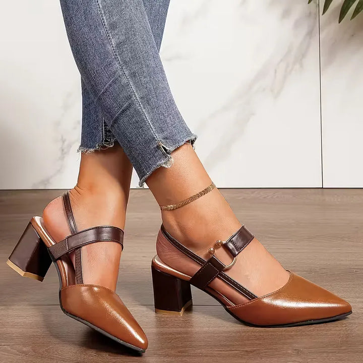 Stijlvolle zwarte hak sandalen met puntneus en verstelbare band, perfect voor een elegante zomeroutfit.