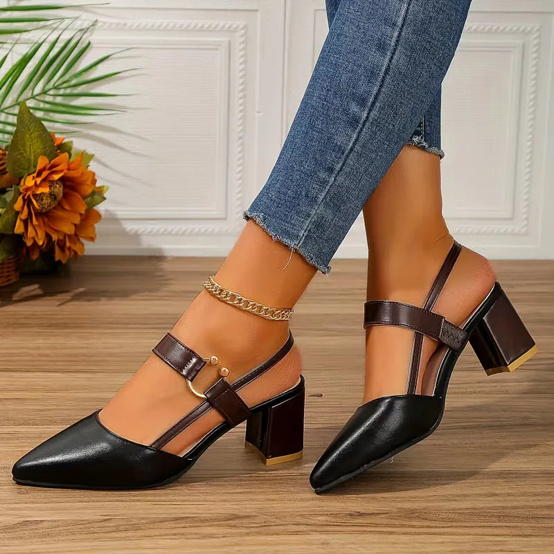 Detail van de stabiele blokhak op elegante dames sandalen, comfortabel voor lange dagen.