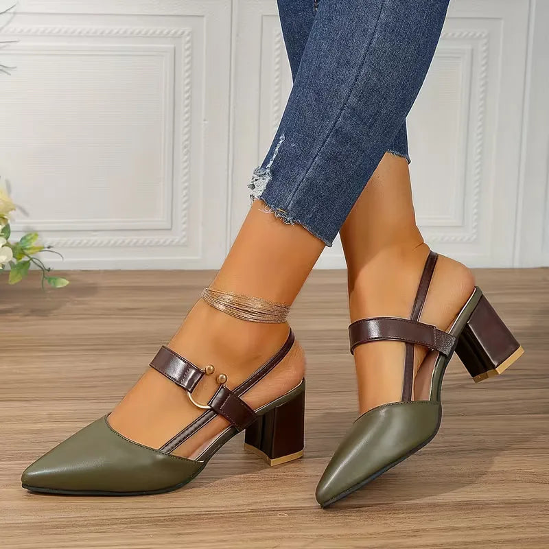 Zwarte elegante hak sandalen met puntneus, blokhak en verstelbare riem, voor een tijdloze look.