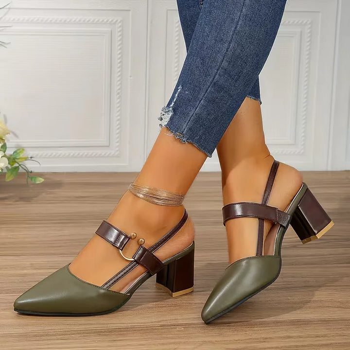 Zwarte elegante hak sandalen met puntneus, blokhak en verstelbare riem, voor een tijdloze look.