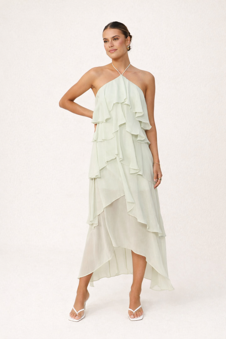 Vrouwen lange halterjurk met vloeiende pasvorm voor zomerse gelegenheden. Ideaal als chique cocktailjurk.
