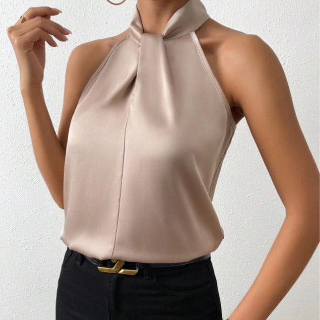 Mouwloze vrouwelijke top met gedraaide hals, perfect voor een casual chic zomerkleding outfit.