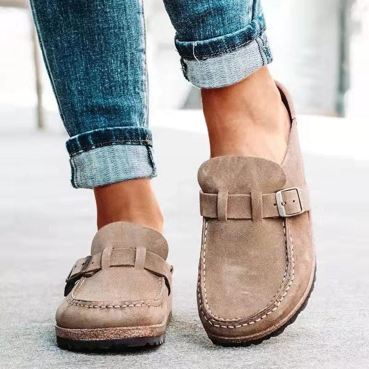 Comfortabele slip-on dames sandalen met decoratieve gesp; ideale casual zomerschoenen met zachte zool.
