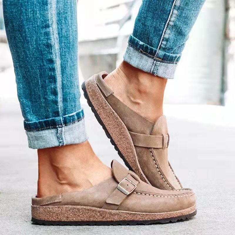 Chique dames instapsandalen met opvallende decoratieve gesp en comfortabele platte zool. Ideaal voor de zomer.
