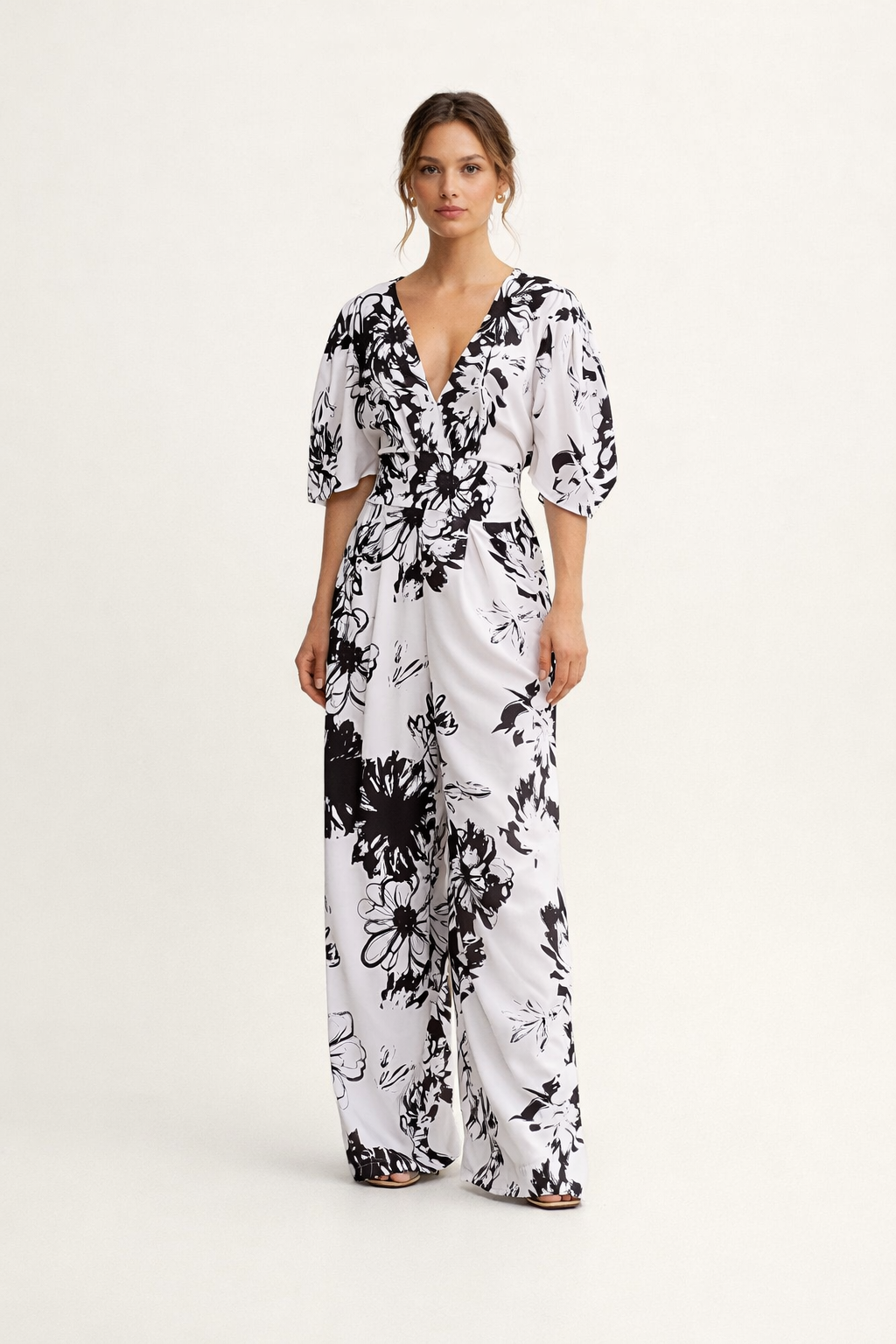 Elegante dames jumpsuit met bloemenprint, wijde pijpen en hoge taille. Perfect voor een chique zomerlook.