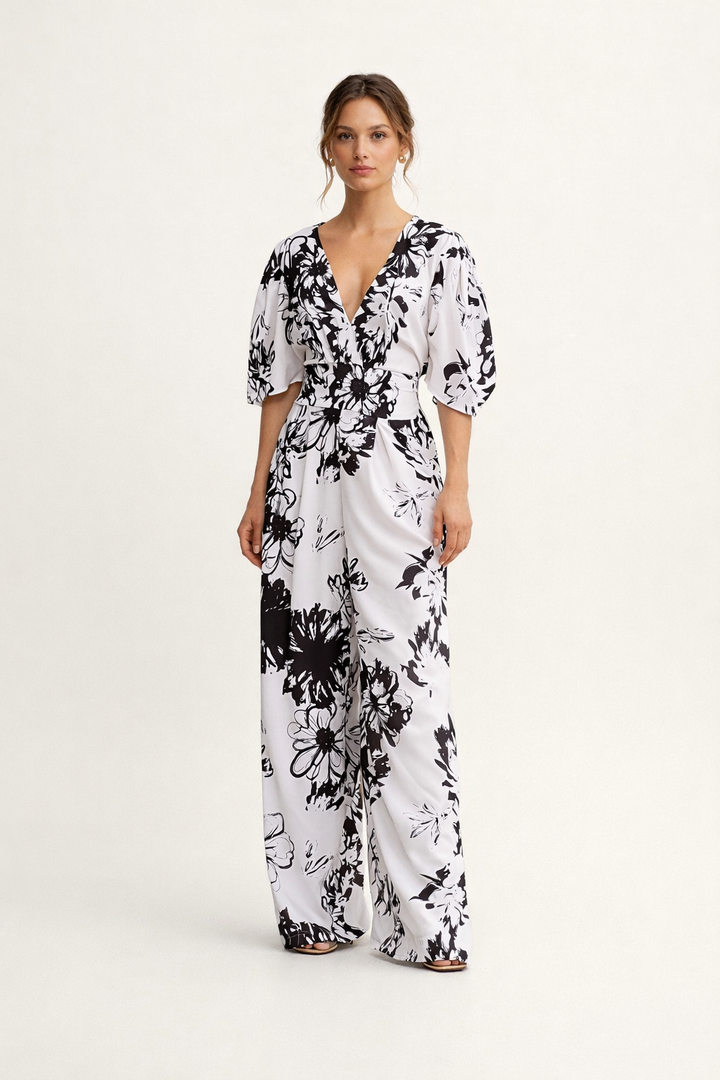 Elegante dames jumpsuit met bloemenprint, wijde pijpen en hoge taille. Perfect voor een chique zomerlook.