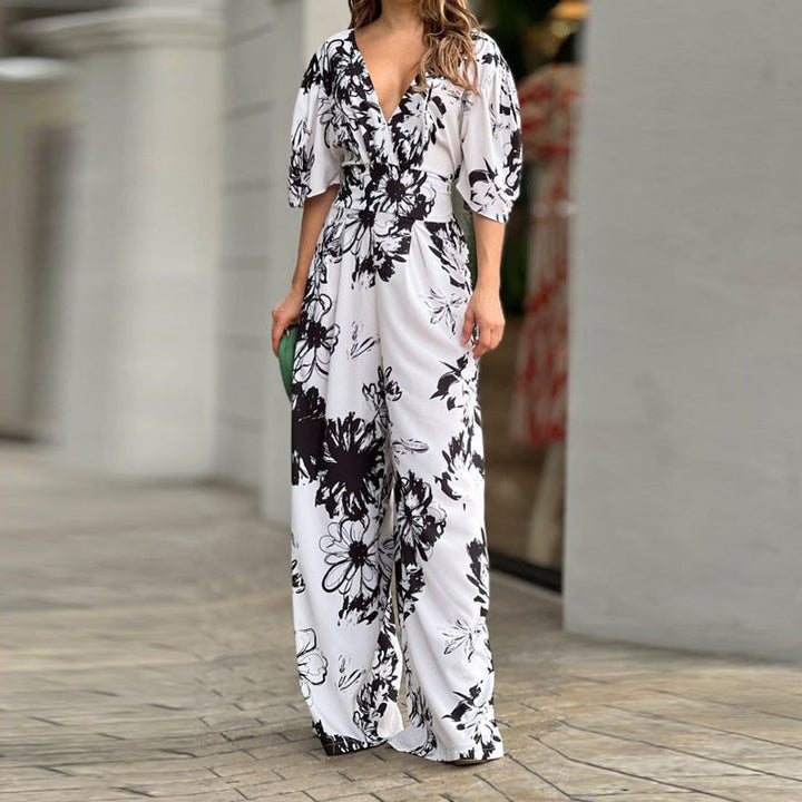 Zomerse dames jumpsuit met kleurrijke bloemenprint, wijde pijpen en een comfortabele pasvorm.