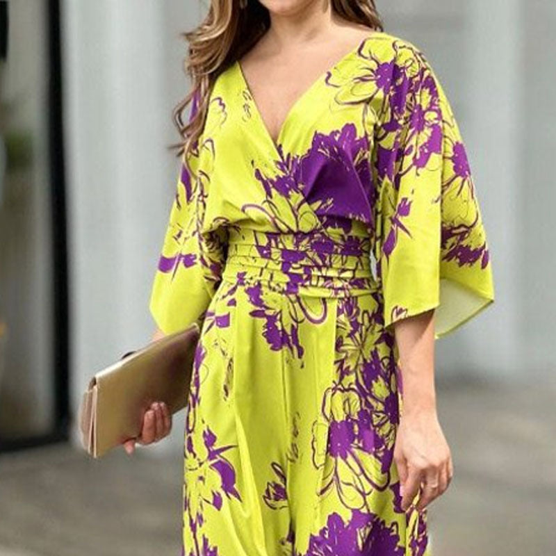 Chique dames jumpsuit met delicate bloemenprint en wijde pijpen, accentueert de taille elegant.