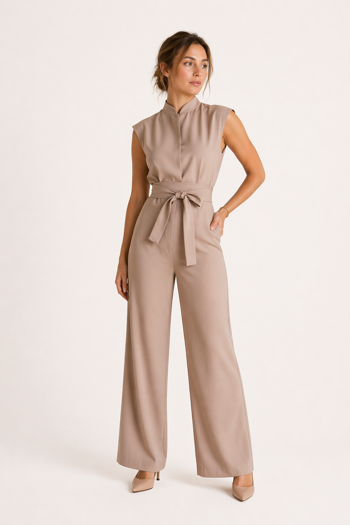 Elegante dames jumpsuit met brede pijpen, mouwloos, en stijlvolle strikriem. Perfect voor zomerse events.
