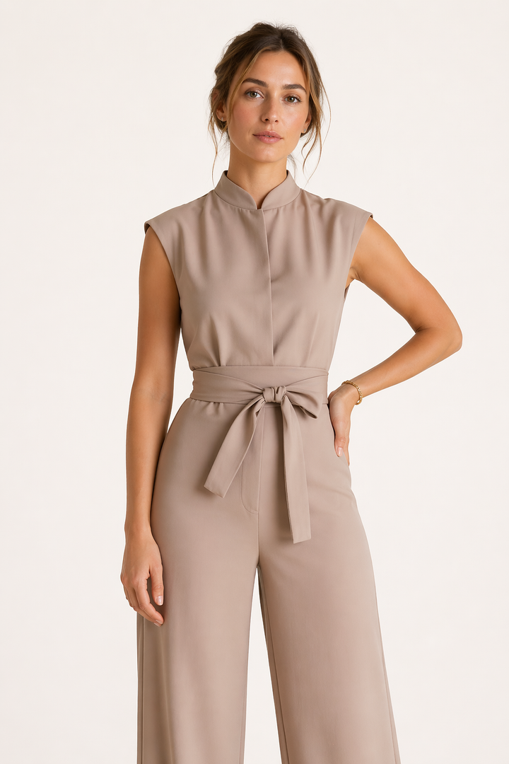 Chique dames jumpsuit met brede pijpen en strikriem, ideaal voor een zakelijke of feestelijke gelegenheid.