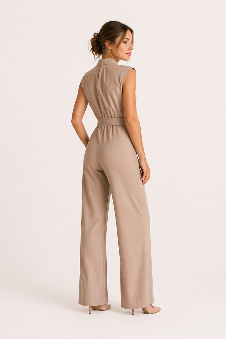 Vloeiende dames jumpsuit met brede pijpen en verstelbare strikriem, comfortabel en modieus voor de zomer.