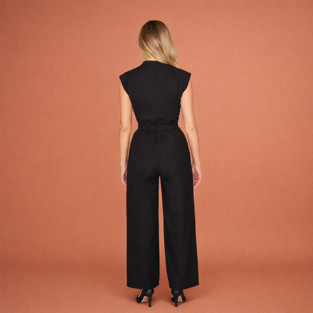 Modieuze jumpsuit voor dames, ideaal voor zomer en lente. Comfortabel, met V-hals en een stijlvolle, moderne uitstraling.